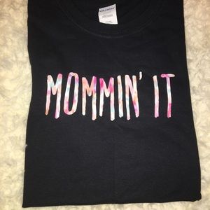 MOMMIN’ IT T SHIRT